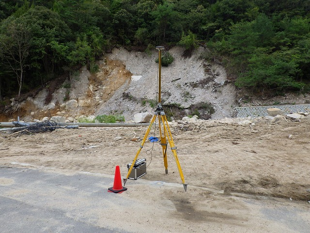 三脚に設置した測量機器