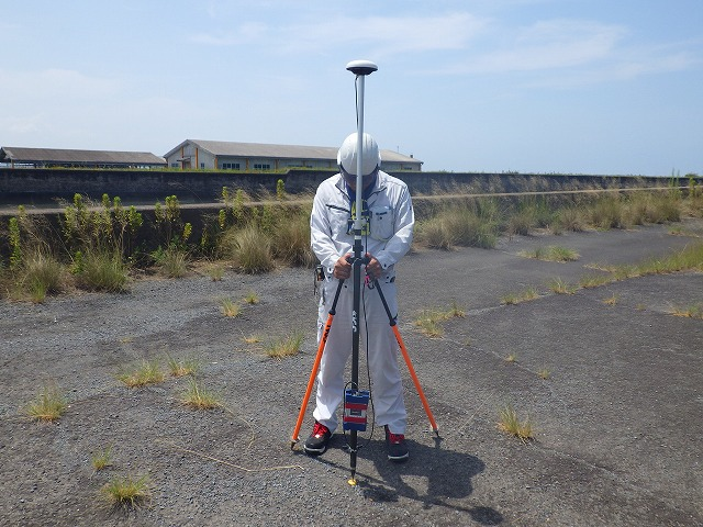 土地で測量する作業員