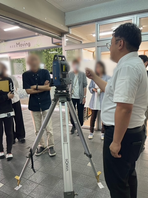測量機器を確認する人々