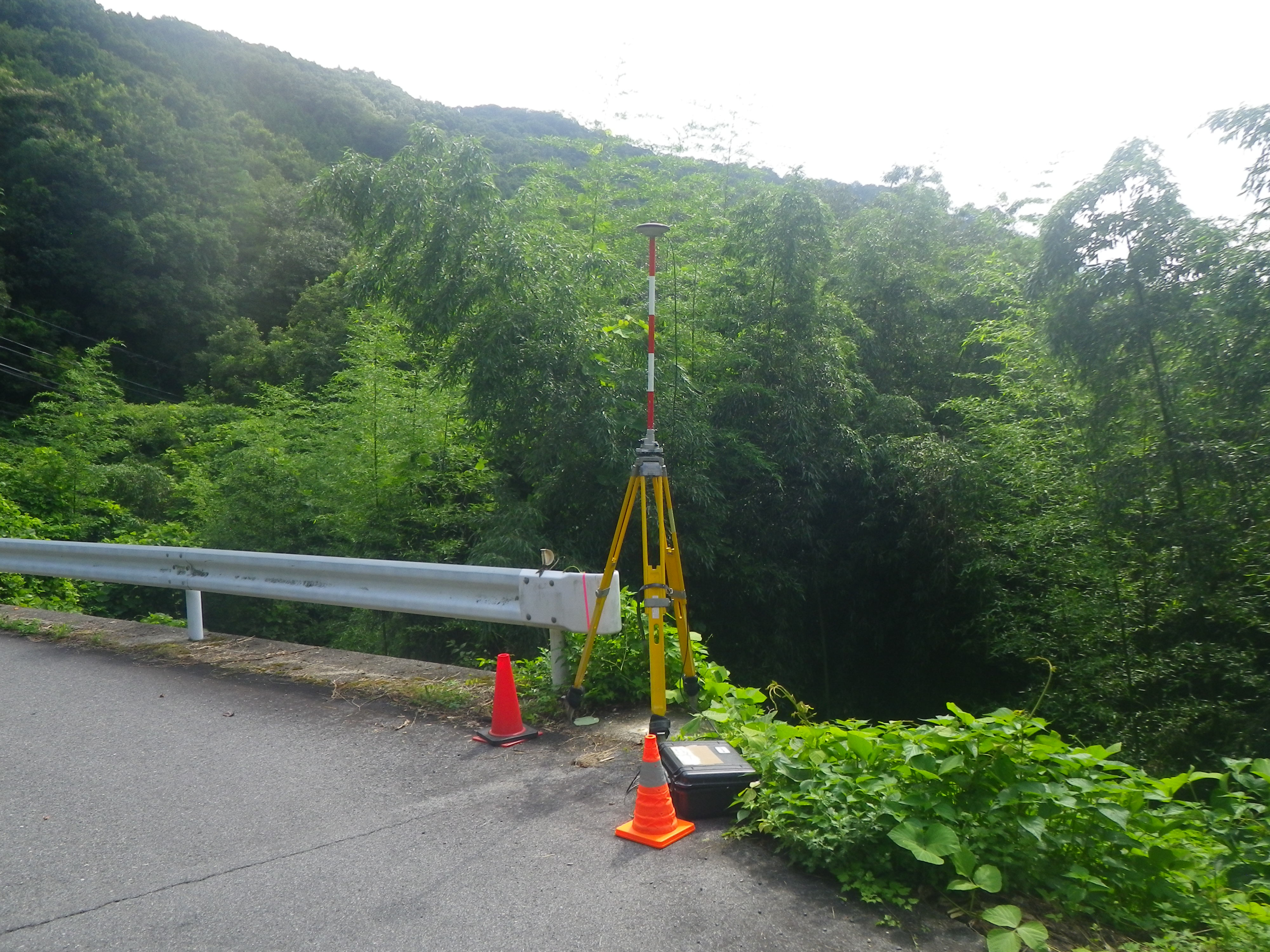 道路沿いの測量機器